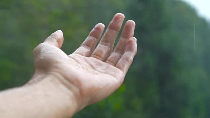 雨水落在手上