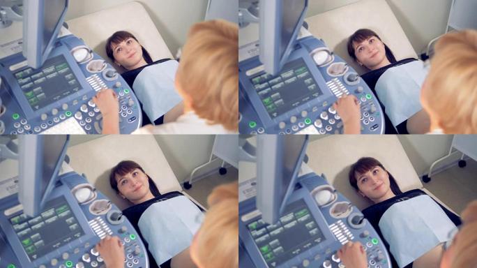 孕妇正在接受超声波检查