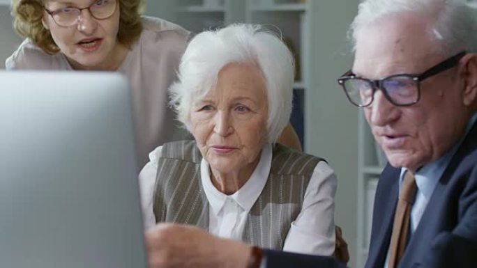 老年商人看着电脑聊天