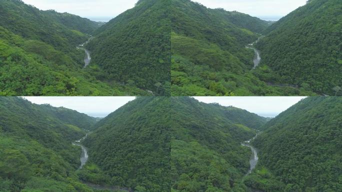 空中: 狭窄的河流流过令人惊叹的山脉，流向无尽的海洋。