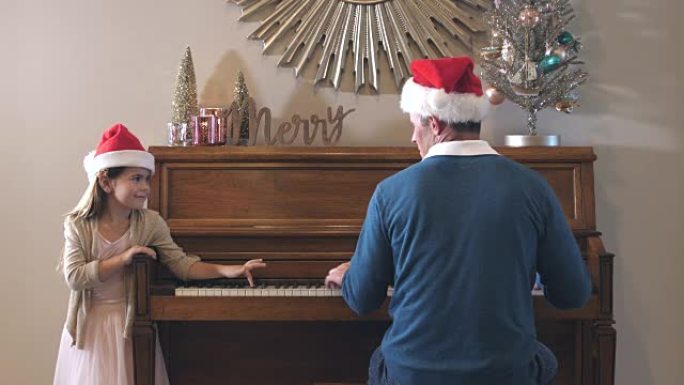 小女孩，钢琴父亲，圣诞节和圣诞老人帽子