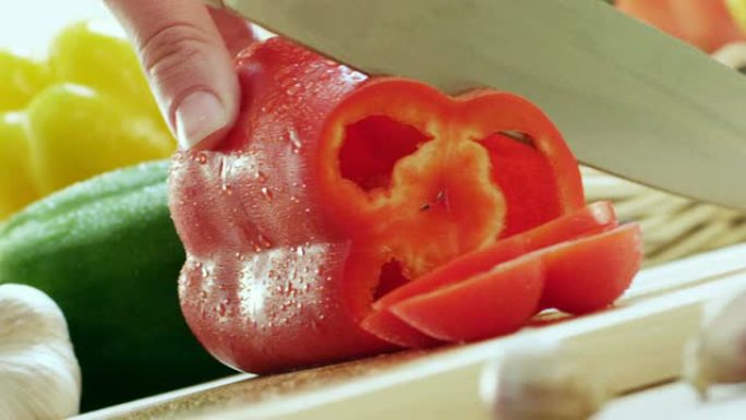 在厨房里切红辣椒。