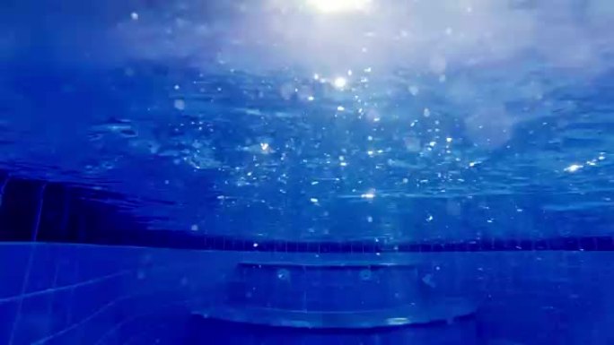 游泳池中的水下射线