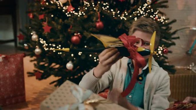 男孩在圣诞节玩玩具飞机