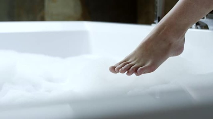 浴缸里女人的脚