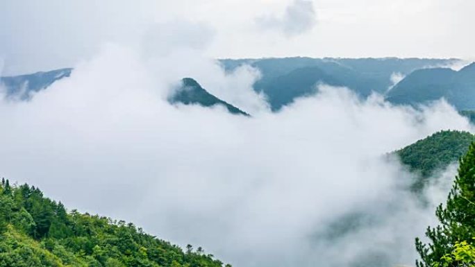 雾在山上滚动仙境延时摄影云雾