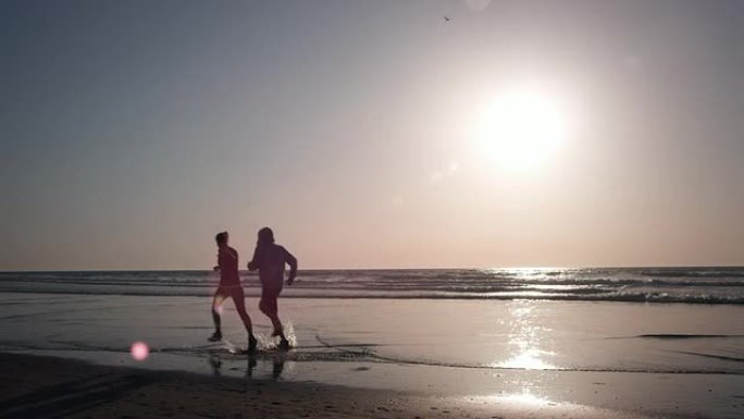 在海滩上慢跑海边外国运动健身奋斗拼搏