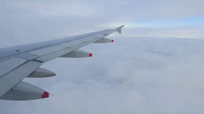 机翼在云层中飞行