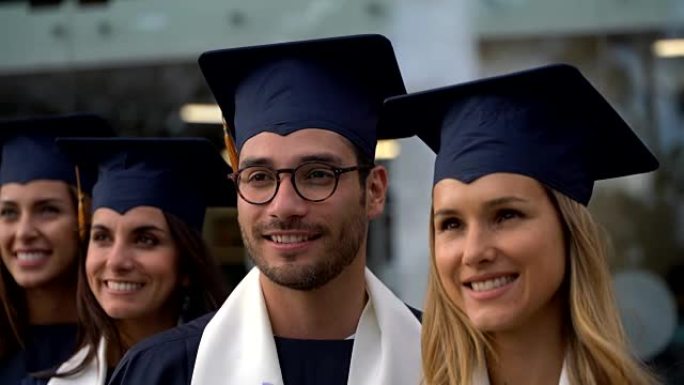 一群成年学生在博士毕业时看起来都很自豪和快乐