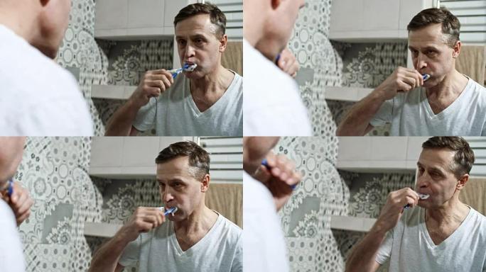 男人刷牙时照镜子