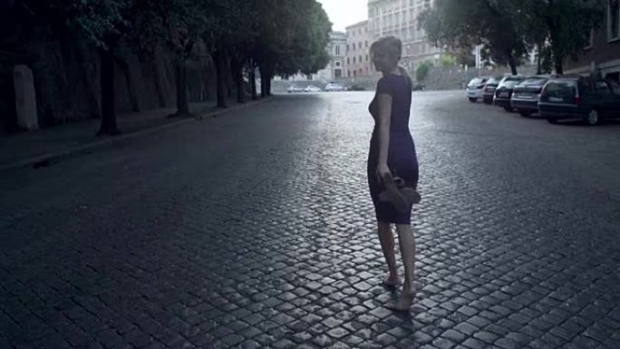 女人赤脚走在老城区的街道上