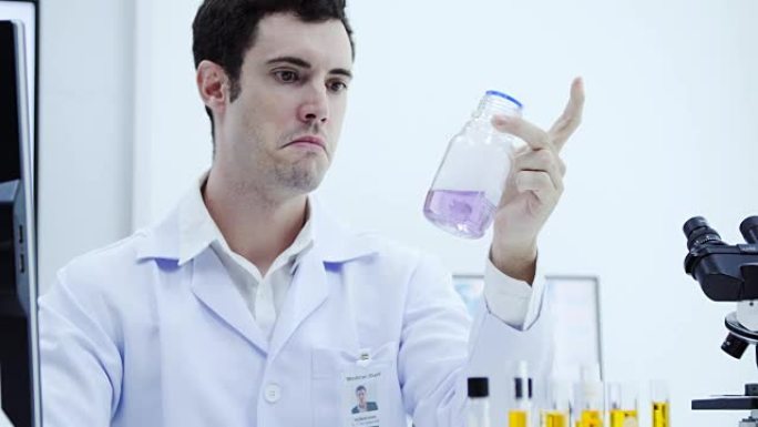 科学家是实验科学的某些活动，例如混合化学物质或进入数据以开发医学