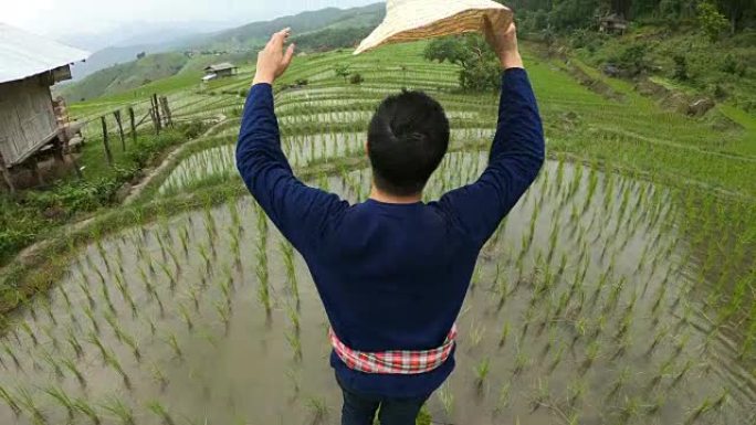 TU armer自豪地站在自己的土地上，后视