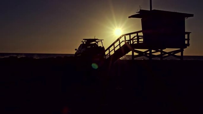 加利福尼亚海滩日落时救生员塔的实时视频