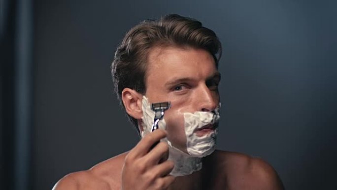 男人刮脸泡沫刮胡子早晨