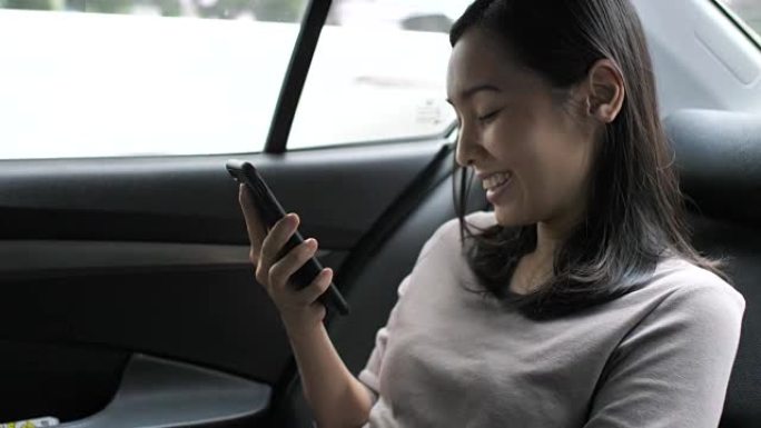 在汽车上使用手机的女人