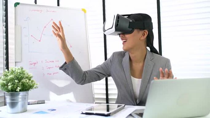 富有创造力的年轻开发人员在办公室的办公桌上使用虚拟现实眼镜