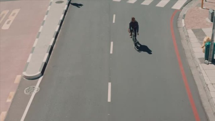 城市环境中的男子骑自行车