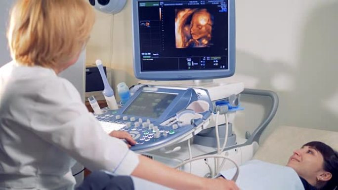 借助特殊设备对孕妇进行超声波检查