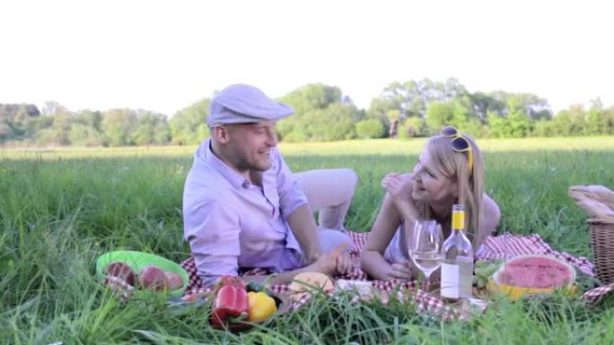 野餐时的幸福情侣野餐时的幸福情侣外国人手
