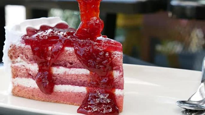草莓蛋糕上的草莓果酱