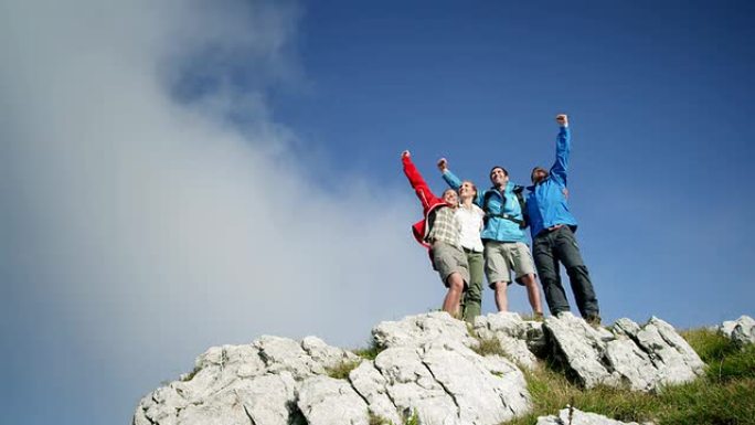 山顶上的背包客爬山成功庆祝