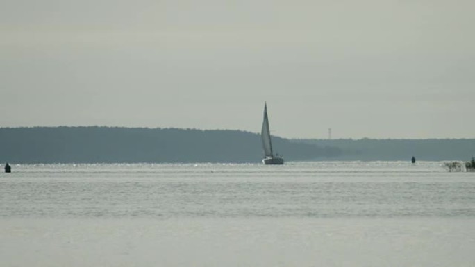 湖上的帆船帆大海帆