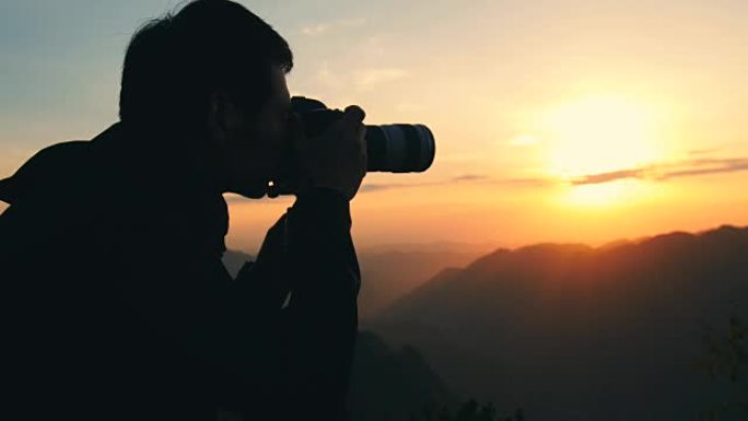 男子在山上旅行和摄影照片