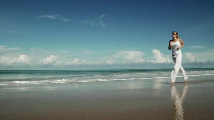 在海滩上慢跑（HD 720）