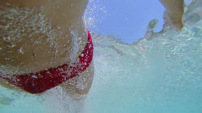 高清慢速运动：在摄像机正上方游泳