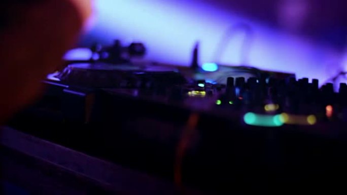 DJ在俱乐部特写镜头中混合音乐。