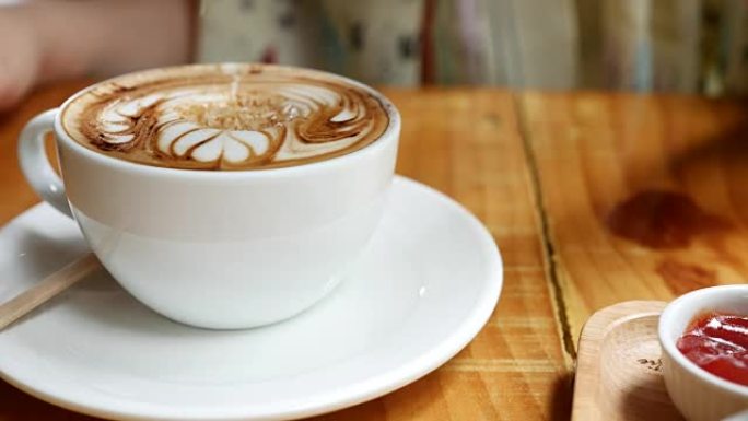一个女人在咖啡杯中倒糖的特写镜头