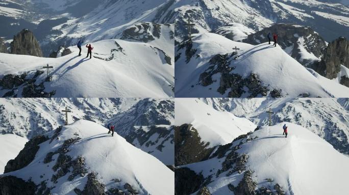 登山者在白雪覆盖的山峰上欢呼雀跃，山峰上有一个十字架