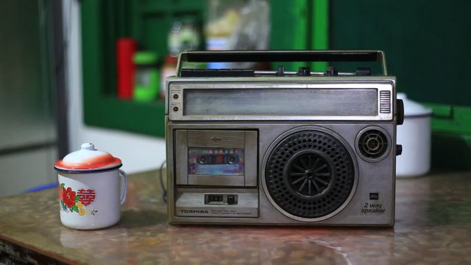 文艺 复古 怀旧 老收音机 老茶缸