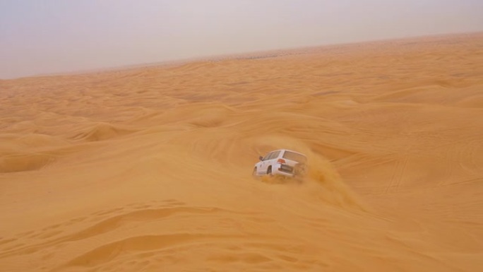 SLO MO汽车驶过沙丘