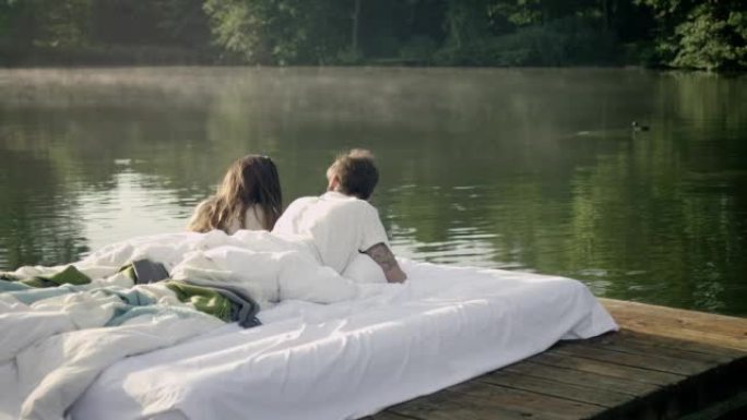 情侣在湖面上醒来谈恋爱水面湖水