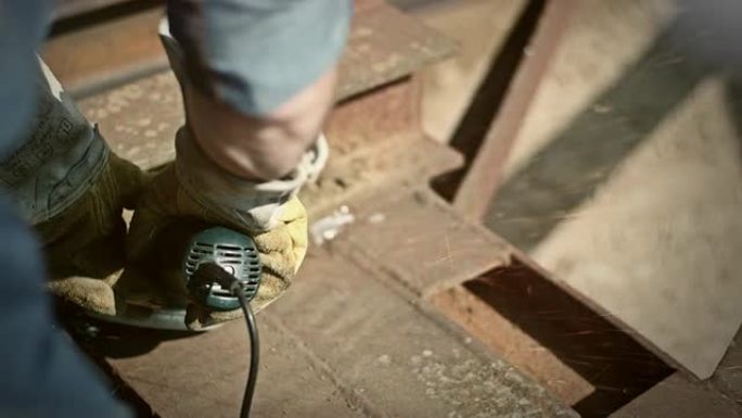 男子在外面工作