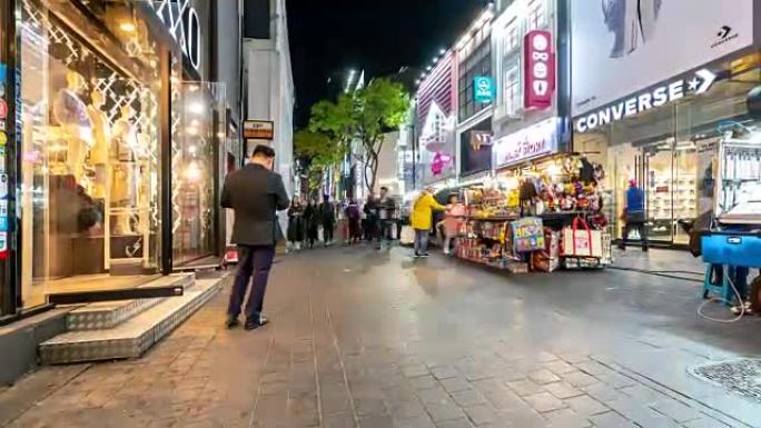 延时: 夜间在韩国首尔明洞市中心购物街的行人