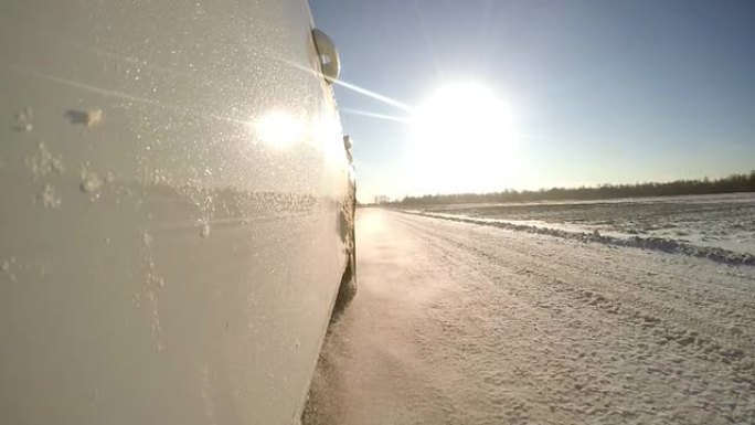 SLO MO在雪地乡村公路上行驶