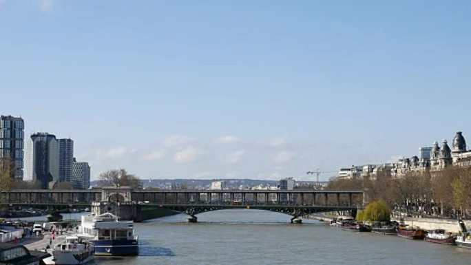 位于法国巴黎的Bir-Hakeim桥，带地铁列车和船只，4K(UHD)
