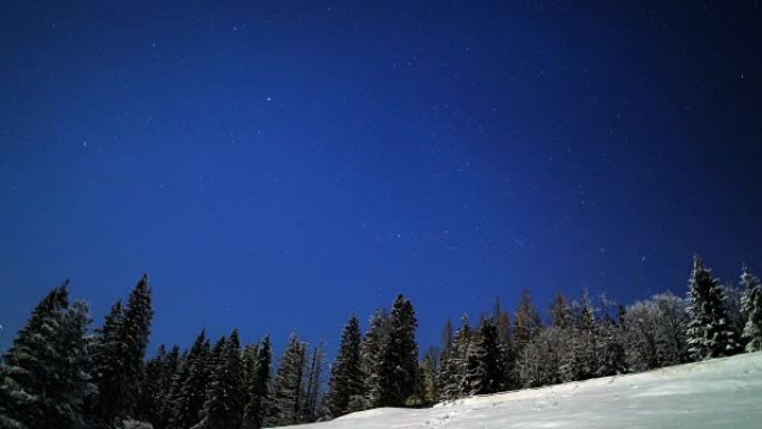 雪山上方的星空