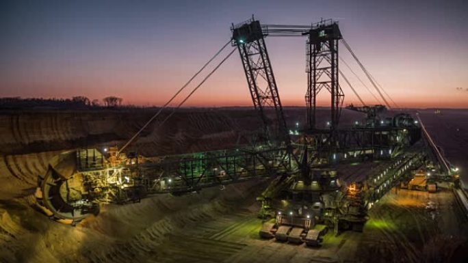 黄昏时的煤矿开采采矿石矿矿场采掘开采
