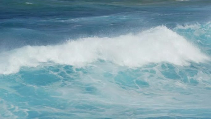 海浪在公海上破裂大海海边海水海浪花翻滚波