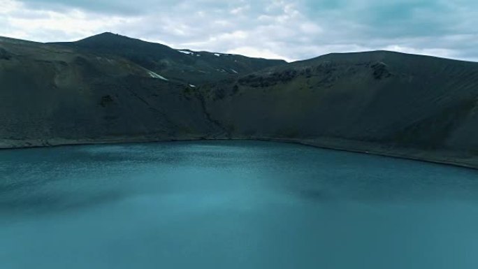 绿松石火山口湖