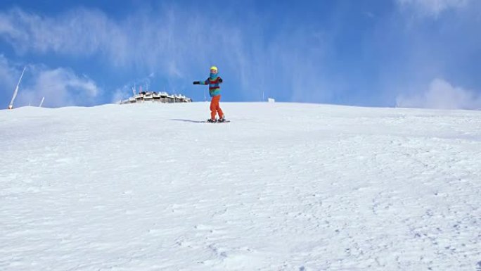 SLO MO滑雪者向相机喷洒雪