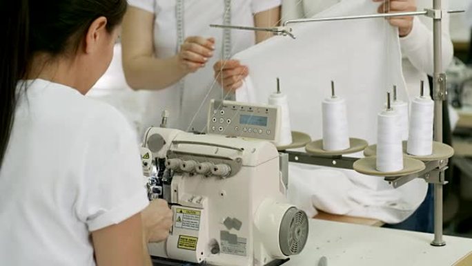 缝纫厂使用包缝机的裁缝师