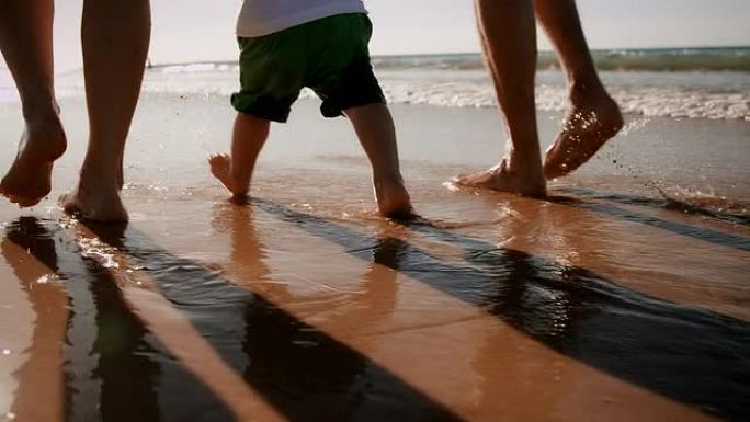 海滩上的家人实拍素材一家人漫步特写