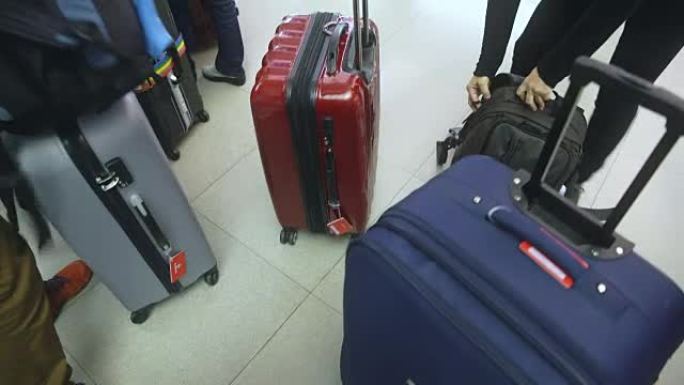 人们在机场检查自己的行李