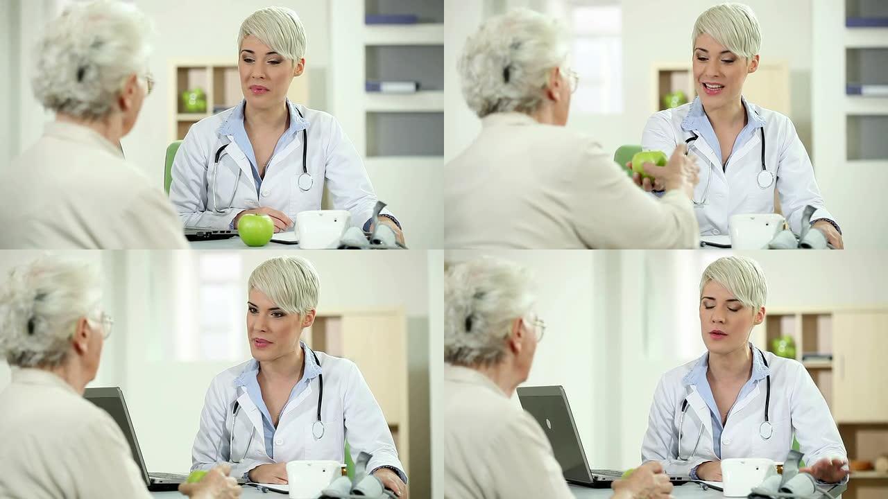医生给老年病人吃苹果。