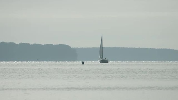 湖上的帆船一只船远航